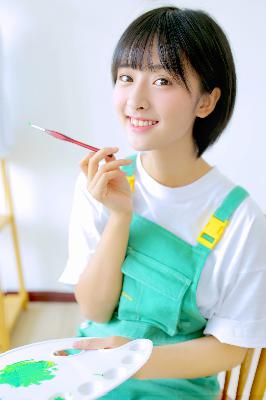 年轻的女孩在办公室推荐香水